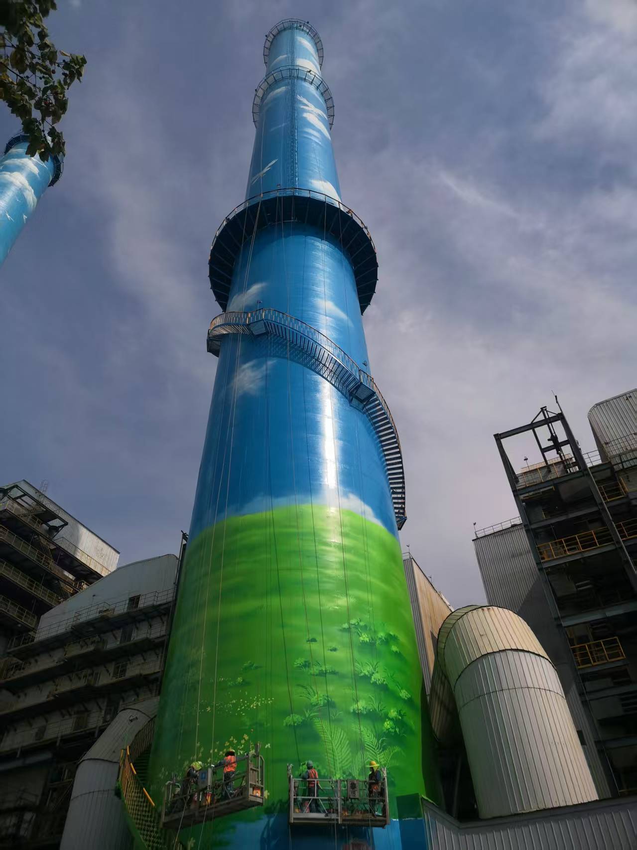 蓝天白云映钢城 91香蕉下载网址匠心筑地标—— 湘钢烟囱彩绘工程