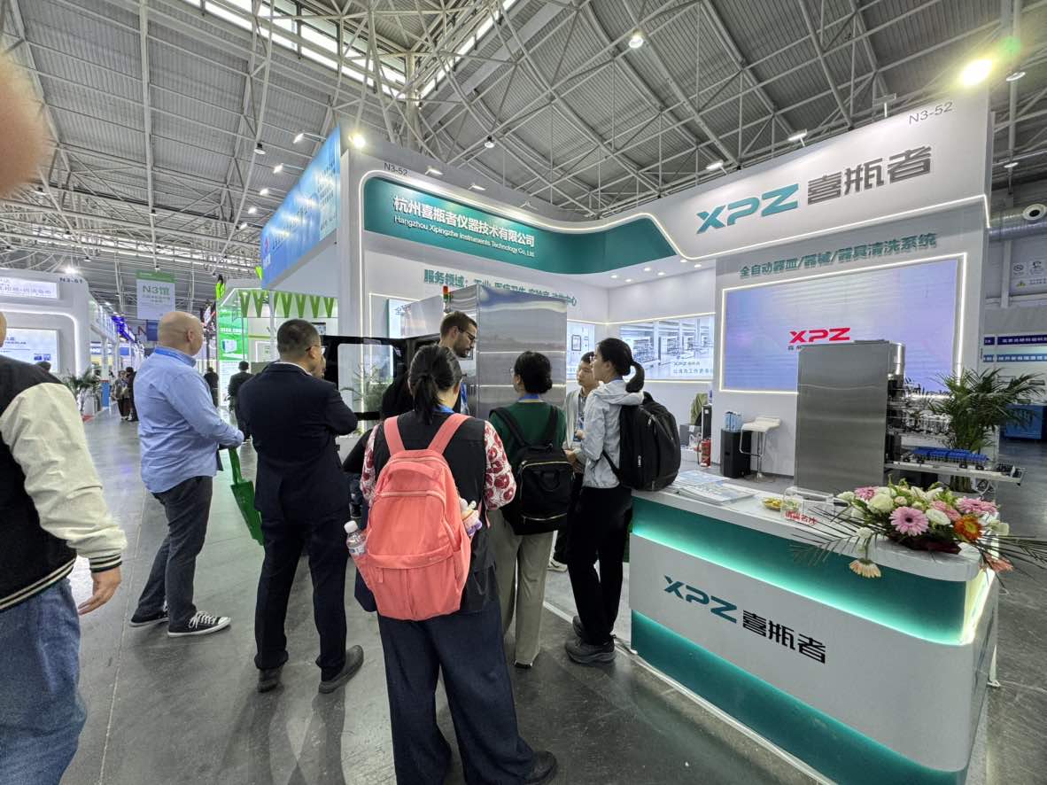 5922f3ae052311ba7d9fa3d62ec51c30.jpg 喜瓶者第三代洗瓶機與GMP清洗系統GW-M800在青島藥機展上的同臺亮相
