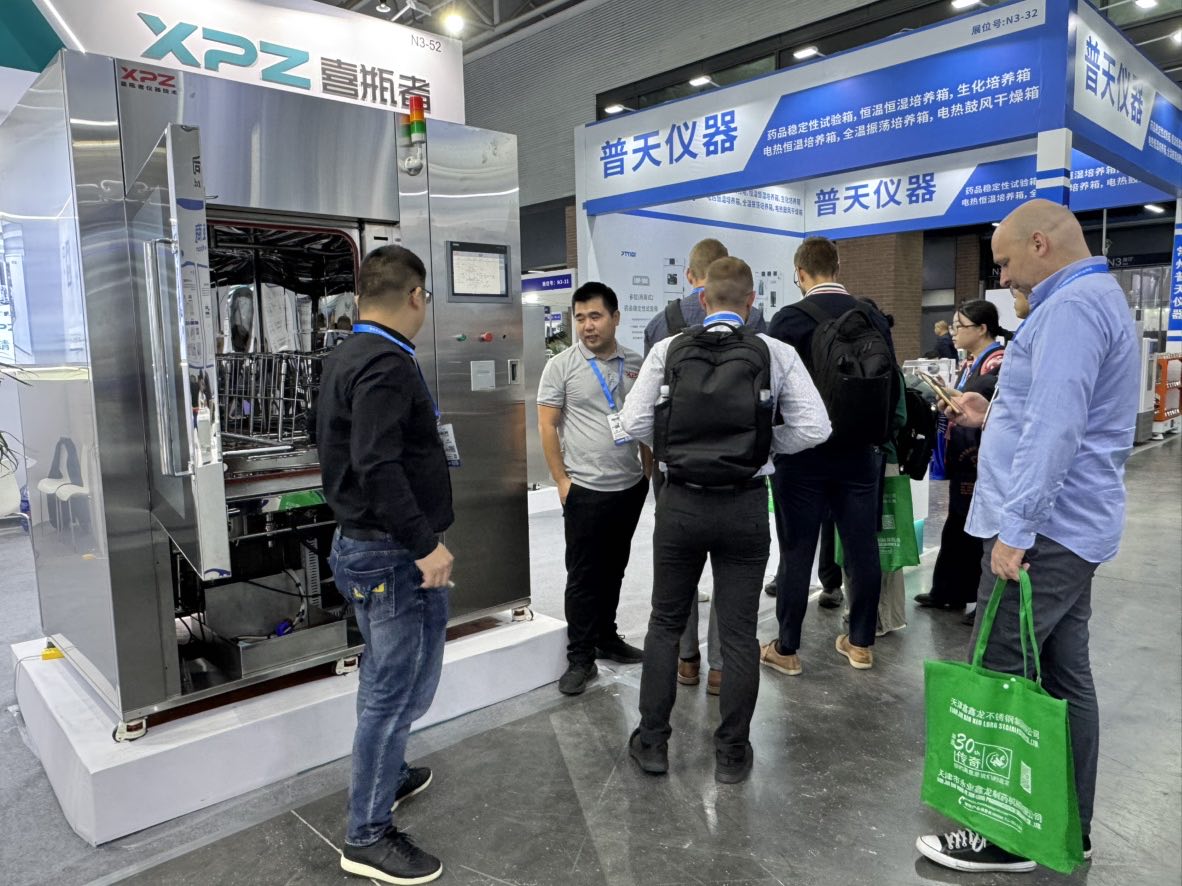 185a9bdc3fab976e6b4643abac695395.jpg 喜瓶者第三代洗瓶機與GMP清洗系統GW-M800在青島藥機展上的同臺亮相