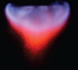 大量空化氙气泡声致发光形成火焰状图案