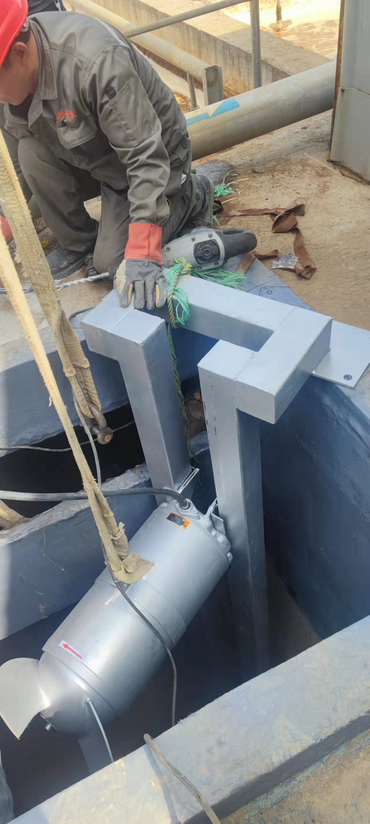 潛水?dāng)嚢铏C(jī)帶水安裝的便捷性